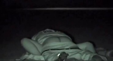 ഭിത്തിയിൽ ആരോഗ്യകരമായ കറുത്ത കോഴി രണ്ട് അധഃപതിച്ച പെൺകുട്ടികൾ വലിച്ചെറിഞ്ഞു