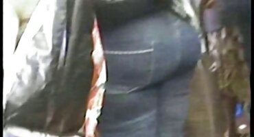 രണ്ട് പുരുഷന്മാർ കഴുതയും സമനിരപ്പുണ്ടാക്കുക പക്വതയുള്ള റഷ്യൻ സ്ത്രീ