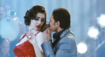 സുന്ദരിയായ ബ്രൌൺ അവളുടെ വലിയ യുവ കഴുതയിൽ ലൈംഗിക ആഗ്രഹിച്ചു