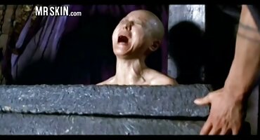 മെലിഞ്ഞ യുവ സുന്ദരി ഗാരേജിൽ വികാരഭരിതനായി നശിപ്പിച്ചു