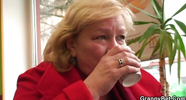 ഇടനാഴിയിൽ പിടിച്ചു കഴുതയിൽ അടിച്ചു, ബോസ് ഒരു പക്വതയുള്ള ജീവനക്കാരനെ ഫക്ക് ചെയ്യുന്നു, തുടർന്ന് അവളുടെ മുഖത്ത് കംസ്