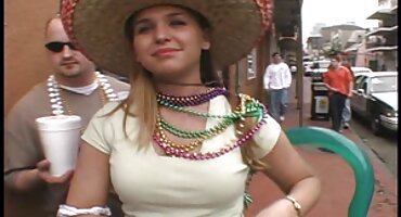 കട്ടിലിൽ യുവ സമനിരപ്പുണ്ടാക്കുക, ഔട്ട്ഡോർ