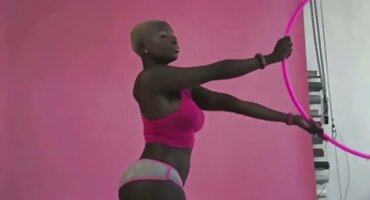 റഷ്യൻ ബ്ലൊംദെ അവളുടെ മുടി റാംഡ് എടുത്തു കം