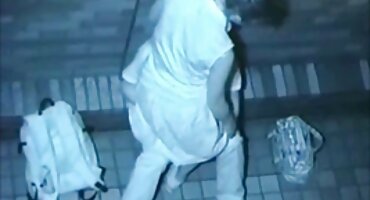 പെൺകുട്ടി ഒരു പക്വതയുള്ള ലെസ്ബിയനുമായി ലൈംഗികബന്ധത്തിൽ ഏർപ്പെടുകയും ഒരു സ്ട്രാപ്പ്-ഓണിൽ അവളുടെ പുസ്സി ചാടുകയും ചെയ്യുന്നു