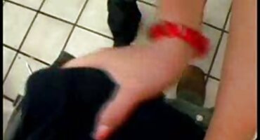 ഉയരമുള്ള നേർത്ത വെളുത്ത സുന്ദരി എളിമയുള്ള അയൽക്കാരനെ ഫക്ക് സ്വയം കൊടുത്തു