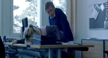 റഷ്യൻ ഫാമിലി സെക്സിനിടെ, നാണംകെട്ട മിൽഫ് സോണിയുടെ ബോൾട്ടിയിൽ തുപ്പി