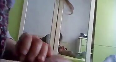 റഷ്യൻ ഫെമിനിസം: അച്ഛൻ വീട്ടിലില്ലാത്തപ്പോൾ മകൻ അമ്മയെ കളിയാക്കുന്നു