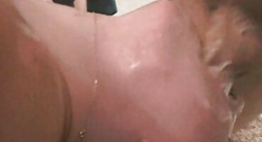 റഷ്യൻ വേലക്കാരി എല്ലാ ദ്വാരങ്ങളും കൊണ്ട് ഭൂവുടമയെ പ്രസാദിപ്പിക്കുന്നു