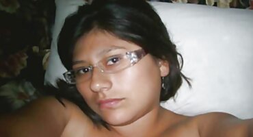 സുന്ദരിയായ മെലിഞ്ഞ പെൺകുട്ടി ലൈംഗികമായി കോഴി ചാടി കം കൊണ്ട് നനഞ്ഞ ലഭിക്കുന്നത്