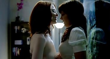 രണ്ട് നഗ്നരായ പെൺകുട്ടികൾ പരസ്പരം പുസ്സി നക്കി ഒരു വിദ്യാഭ്യാസ സ്ഥാപനത്തിൽ