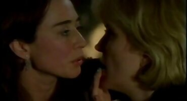 പക്വതയുള്ള വെളുത്തുള്ളി സെക്സ് ഗ്ലാസുകൾ ഒരു മനുഷ്യൻ വശീകരിച്ചു