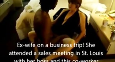 സുന്ദരിയായ പെൺകുട്ടി സ്പ്രെഡ്സ് ഒരു വ്യക്തി അവളെ അടുക്കളയിൽ