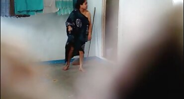 സുന്ദരിയായ പെൺകുട്ടി വീട്ടിലെ കഴുതക്കുട്ടിയിൽ ഏർപ്പെടുന്നു