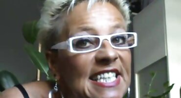 നഗ്നയായ നഗ്നയായ പെൺകുട്ടി എല്ലായിടത്തും സ്വയം തൊടുന്നു