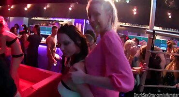 യംഗ് ബ്രൂണെ അവളുടെ പുസ്സി നക്കാൻ അവളുടെ സഹോദരന്റെ മുഖത്ത് അവളുടെ കഴുതയുമായി ഇരുന്നു