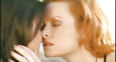 കട്ടിലിൽ കണ്ണ് മൂടിയ ചർമ്മം ബിയോണ്ട ബ്ലോണ്ട്