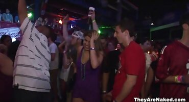 റഷ്യൻ കാമുകൻ ഒരു സുഖപ്രദമായ കിടക്കയിൽ ഒരു പക്വതയുള്ള സൗന്ദര്യം