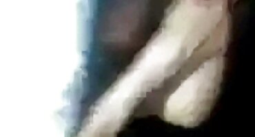 മെലിഞ്ഞ പക്വതയുള്ള പെൺകുട്ടി ഒരു ജോലി അഭിമുഖത്തിൽ ഒരു ഡ്യൂഡ്