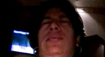 തൃപ്തികരമല്ലാത്ത റെഡ്ഹെഡ് രണ്ട് പുരുഷന്മാർ പിടിച്ചു വലിയ മുലകൾ