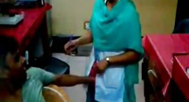 ആൾ യോനിയിൽ ഒരു പക്വതയുള്ള സ്ത്രീയെ ശല്യപ്പെടുത്തുകയും അവളുടെ രതിമൂർച്ഛ നൽകുകയും ചെയ്യുന്നു