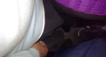 കിടപ്പുമുറിയിൽ ഒരു ലൈംഗിക മസാജ് വേണ്ടി പക്വതയാർന്ന ബ്രൌൺ വന്നു