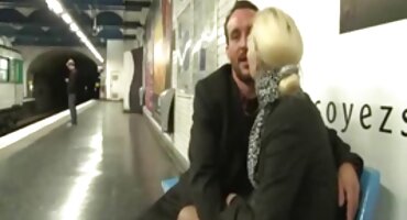 ഏതാണ്ട് പൂർണ്ണമായും നഗ്നയായ ഒരു പെൺകുട്ടി അവളുടെ ശരീരം ഒരു പുരുഷന്റെ മുന്നിൽ തിരിയുന്നു, ഫക്ക് ചെയ്യണമെന്ന് യാചിക്കുന്നു