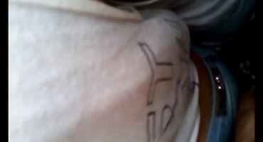 പുതിയ ലൈംഗിക സന്തോഷങ്ങൾ ഉപയോഗിച്ച് ബ്ലൌസ് ധരിക്കാൻ തീരുമാനിച്ചു, കുളിമുറിയിൽ അവൾ വെള്ളത്തിൽ ഒരു ബ്ളോഗ് ഉണ്ടാക്കി, തുടർന്ന് പുസിയുമായി കോഴിയിൽ ഇരുന്നു