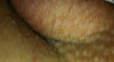 പക്വതയുള്ള വെളുത്ത സ്ട്രോക്കുകൾ വിദ്യാർത്ഥിയുടെ കോഴി തുടർന്ന് ലൈംഗിക