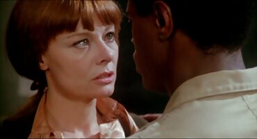 റഷ്യൻ വേശ്യയെ സംഗ്രഹം പുനഃസ്ഥാപിക്കാൻ ആൾ സഹായിക്കുന്നു, മാത്രമല്ല കഴുതയിൽ അവളെ തളർത്തുകയും ചെയ്യുന്നു.