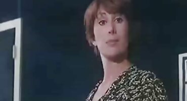 ഒരു പെൺകുട്ടി അടുക്കളയിൽ ഒരു പുരുഷനെ വലിച്ചെറിഞ്ഞു, തുടർന്ന് അവളെ നശിപ്പിച്ചു.