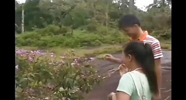 റഷ്യൻ ബ്രൂണെറ്റുകൾ ഒരുമിച്ച് രസകരമാണ്, കന്നിലിംഗസ് ചെയ്യുന്നതും അവയ്ക്കിടയിൽ ദില്ഡോസ്