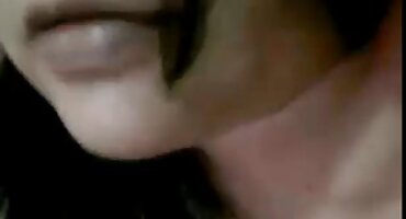 ഗ്ലാസുകളുള്ള യുവ സുന്ദരി സോഫയിൽ ഹാർഡ് ഫക്ക് ചെയ്തു