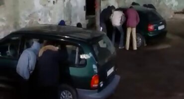 കാസ്റ്റിംഗിൽ എല്ലാ റഷ്യൻ പെൺകുട്ടികളെയും പോലെ ഒരു നീണ്ട കോഴിയെ വലിച്ചെറിഞ്ഞ ശേഷം, ആ സ്ത്രീ അവളുടെ വയറ്റിൽ കം കടലെടുത്തു.