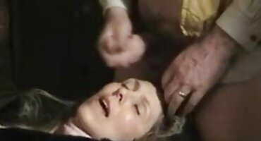 ഒരു വലിയ കോഴി പ്രകാരം കഴുതയിൽ യുവ നഗ്നനേത്രങ്ങൾ ഗേൾസ്