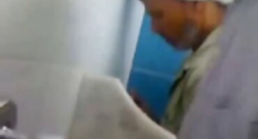 പക്വതയുള്ള സ്ത്രീ യുവാവുമായി ലൈംഗിക ബന്ധത്തിൽ ഏർപ്പെടുന്നു