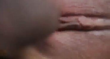 ഒരു ചൂടുള്ള ക്ലയന്റിന്റെ പുറകിൽ തിരുമ്മി അവളുടെ പുസ്സി ചവിട്ടി