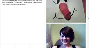 കാമുകൻ റഷ്യൻ പെൺകുട്ടിയെ കഴുത്തിൽ കിടത്തി, അവളുടെ മാസ്ക് ഉണ്ടാക്കുന്നു