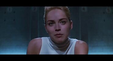 രണ്ട് ചിക്കൻ കുഞ്ഞുങ്ങൾ ഒരു പുരുഷ കോഴി നശിപ്പിച്ചു