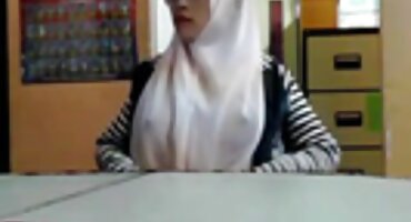 രണ്ട് പുരുഷന്മാർ കഴുതയിൽ മെലിഞ്ഞ് അവളെ ഒരു ഇരട്ട നുഴഞ്ഞുകയറ്റം നൽകി