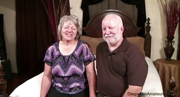 സുന്ദരിയായ വെളുത്തുള്ളി സ്റ്റാൻഡിംഗ് കഴുത ഒരു കാമുകൻ