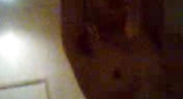 ഒരു മുതിർന്ന സ്ത്രീയെ ഏറ്റവും മോശമായ പോസുകളിൽ ആൾ വികാരാധീനനായി ഫക്ക് ചെയ്യുന്നു