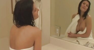 സുന്ദരിയായ മുതിർന്നയാൾ ഒരു വലിയ കോഴി കഴുതയിൽ നശിപ്പിച്ചു