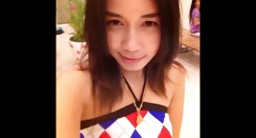 ഒരു നഗ്ന മോഡലിന് മസാജ് നൽകുന്നു