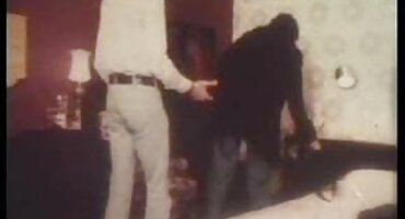 മെക്കാനിക് 69 സെക്സിനായി ഒരു ആൺകുട്ടിയുമായി മേൽക്കൂരയിൽ കയറി