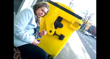 പക്വതയുള്ള വെളുത്തുള്ളി അനലോഗ് അവളുടെ കഴുത പരത്തുന്നു