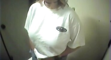 യുവാവ് തന്റെ മുതിർന്ന അമ്മ യോനി