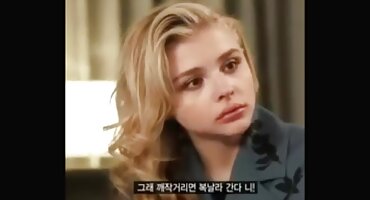 സോഫയിൽ, ഒരു യുവ റഷ്യൻ എല്ലാ ദ്വാരങ്ങളിലും ഒരുമിച്ച് നാറി