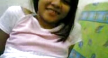 യുവതി ഒരു വലിയ കോഴി ഒരു ആൺകുട്ടിക്ക് കഴുത കൊടുത്തു