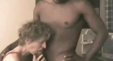 വൃത്തികെട്ട പ്രവേശനകവാടത്തിൽ അപരിചിതന് പണത്തിനായി കീഴടങ്ങിയ യുവ സുന്ദരി