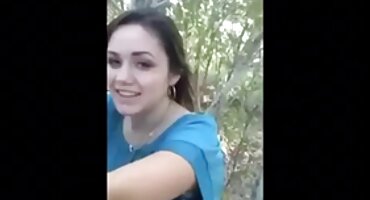 സോഫയിൽ റഷ്യൻ പെൺകുട്ടി നഗ്നനായി മുലയൂട്ടുന്ന ഒരു കളിപ്പാട്ടം കൊണ്ട് മുലയൂട്ടുന്ന